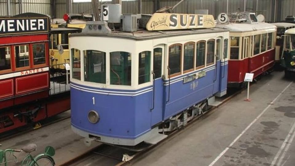 Das Freiburger Ur-Tram von 1897 in den Farben der Stadt - hier noch in Paris.
