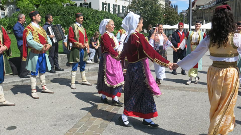 Folkloregruppe aus Montenegro in Freiburg.