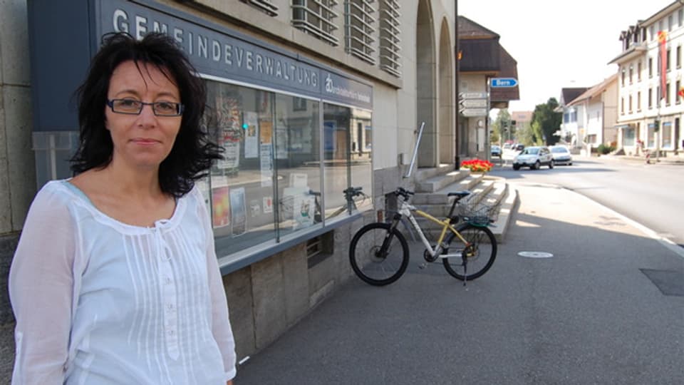 Gemeinderatspräsidentin Rita Sampogna vor dem Gemeindehaus Oberburg.