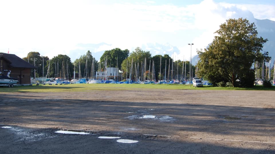 Parkplatz mit Seeanstoss: die Thuner Lachenmatte.
