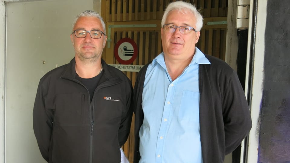 Urs Kallen (links) und Daniel Rudin vor der Zivilschutzanlage in Burgdorf.