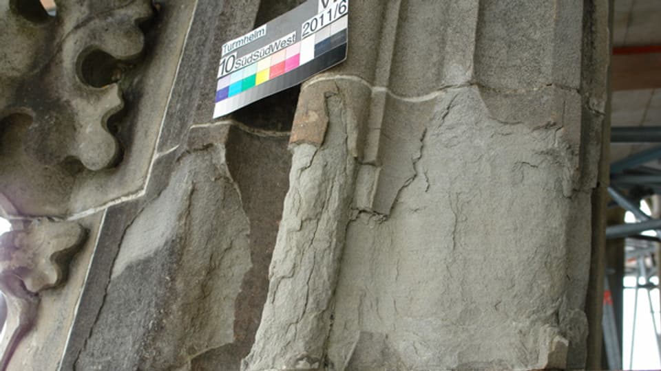 Seit dem Mittelalter ein bekanntes Bild am Berner Münster: verwitterter Sandstein, ewige Arbeit für die Steinmetze.