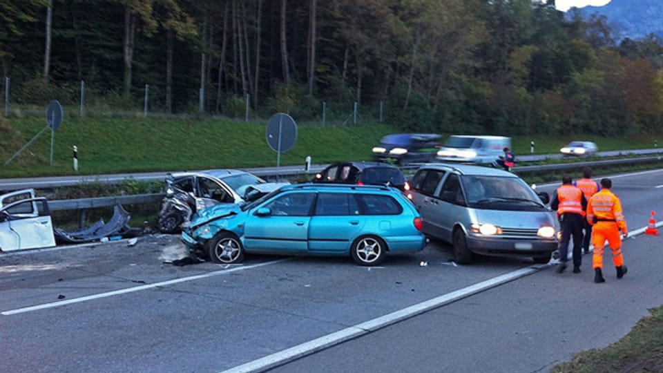 Fünf Autos und ein Roller verunfallten auf der A6 bei Uetendorf.