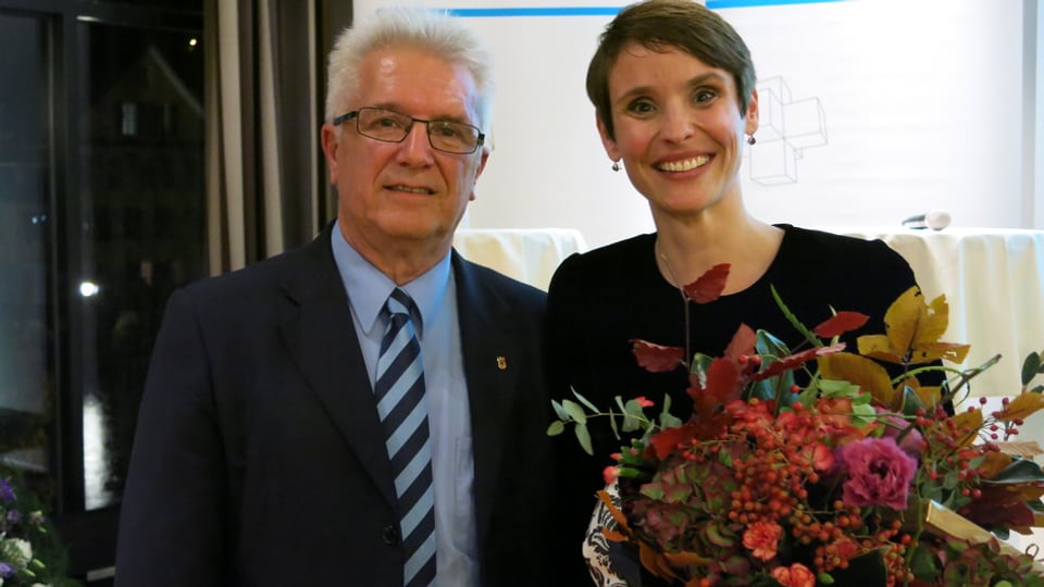 Blumen für die Kandidatin von Kantonalpräsident Pierre-Yves Grivel.