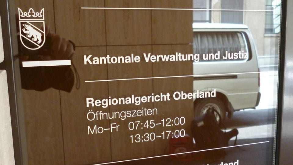 Der Eingang zum Gerichtsgebäude in Thun. Die Öffentlichkeit ist vom Prozess ausgeschlossen.