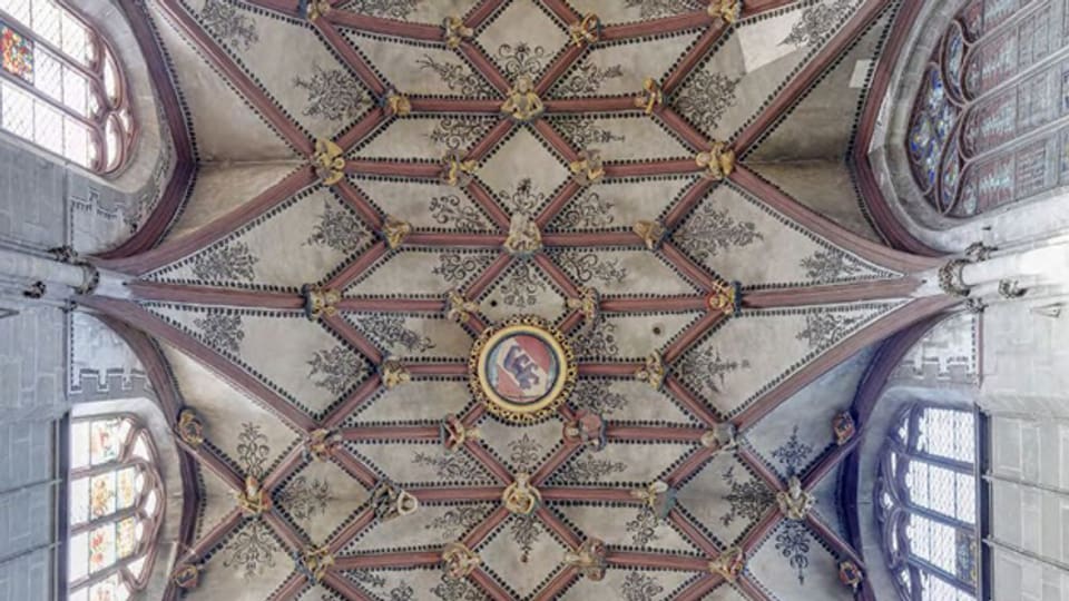 Am Chorgewölbe befinden sich 87 Figuren und viele Berner Wappen.