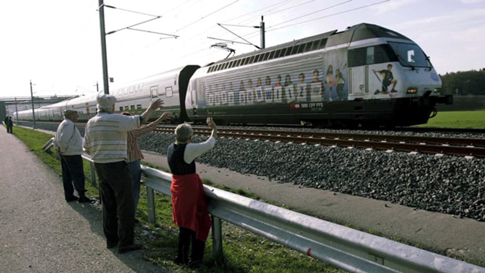 Einer der ersten Züge, die im Oktober 2004 die Neubaustrecke befuhren.