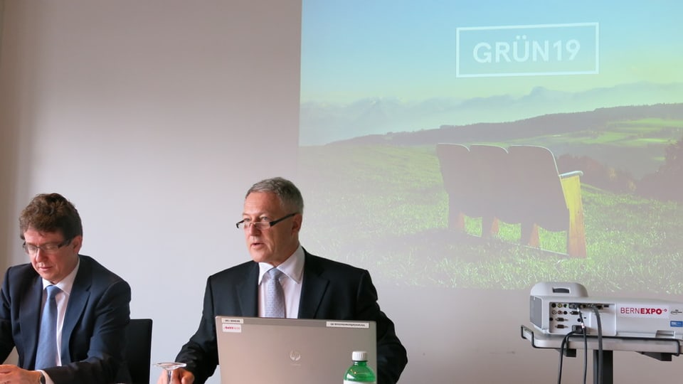 Vereinspräsident Urs Berger informiert über die «Grün 19», links Vizepräsident Albert Rösti.