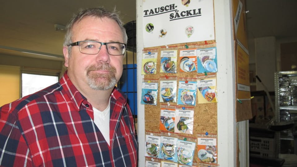 Peter Wälchli verdient sein Leben mit Kaffeerahm-Deckeli.