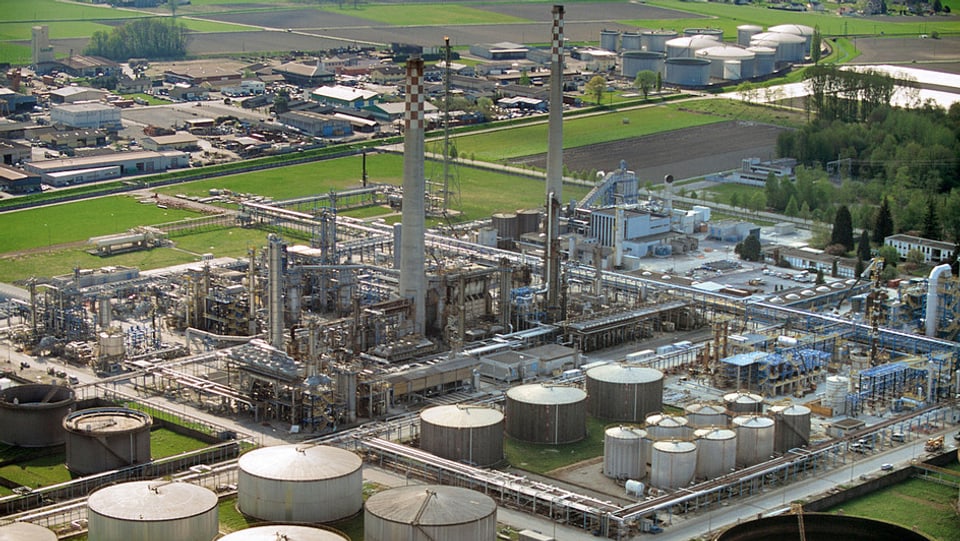 Die Raffinerie im Wallis verfügt über eine Kapazität von 55'000 Barrel pro Tag.