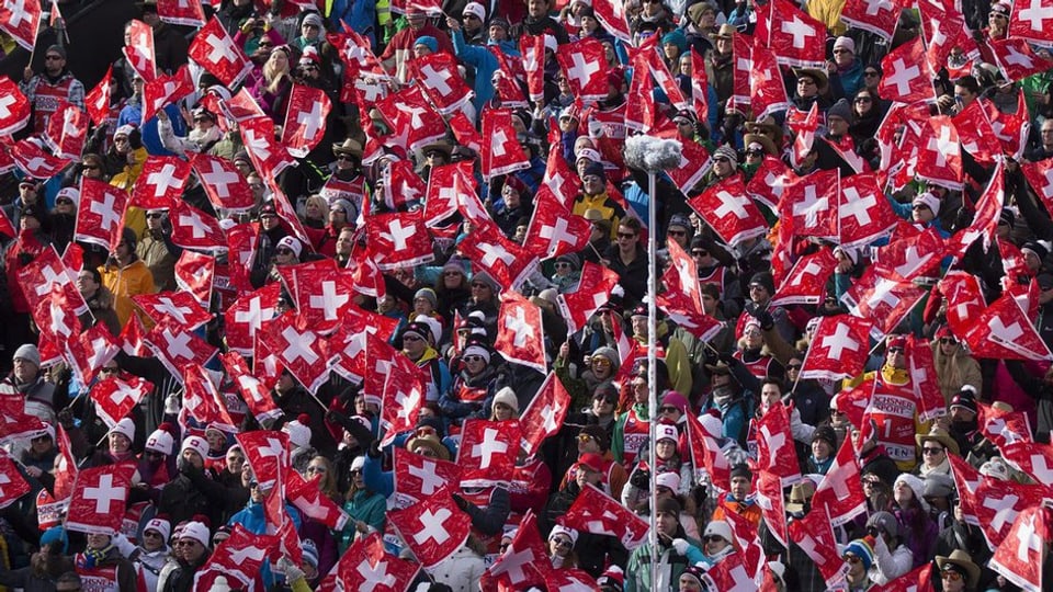 Ein rot-weisses Fahnenmeer bei der Abfahrt am Sonntag: 52'000 Zuschauer kamen an die Lauberhorn-Rennen.