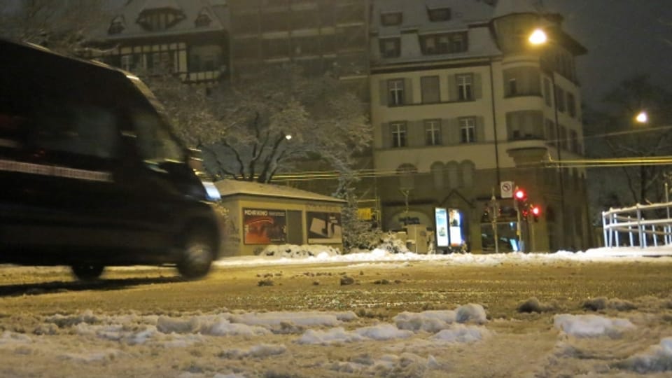Auch im Berner Monbijouquartier mussten die Autofahrer wegen des Schnees vorsichtig fahren.