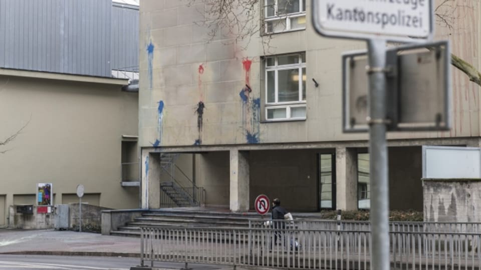 Farbspuren zeugen vom Angriff von Unbekannten gegen die Kantonspolizei Bern im Bereich der Polizeiwache Waisenhaus.