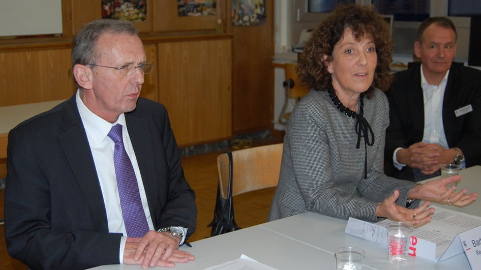 Die Regierungsräte Philippe Perrenoud (links) und Barbara Egger erklären ihren Entscheid.