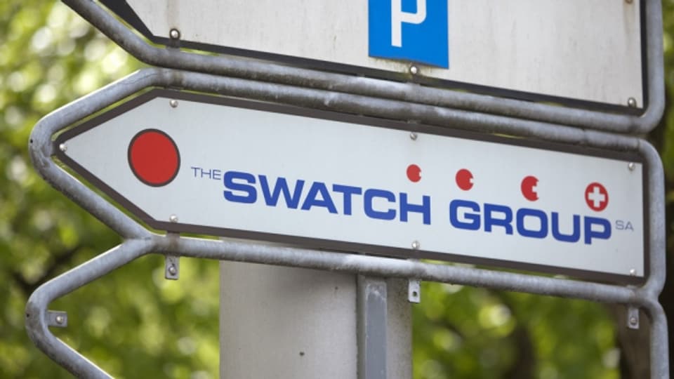 Zahlreiche Wegweiser führen zu Swatch-Unternehmen im Kanton Bern.