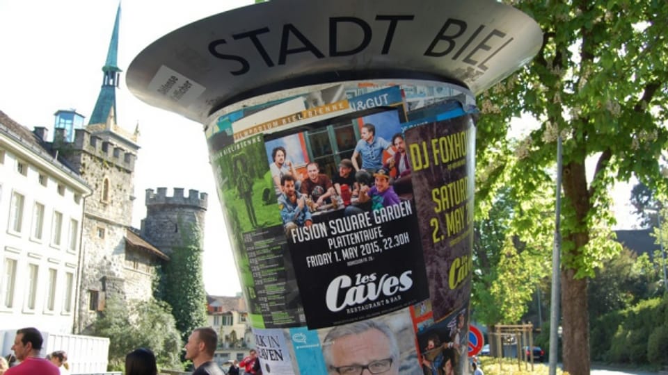 Passend zur Debatte: Eine Kultur-Plakatsäule auf dem Platz vor dem Bieler Stadtparlament.