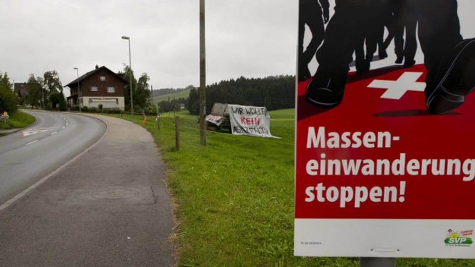 Ein Plakat zur Masseneinwanderungsinitiative steht am Strassenrand.