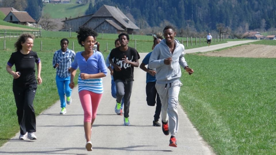 Junge Asylbewerber voller Enthusiasmus am Trainieren