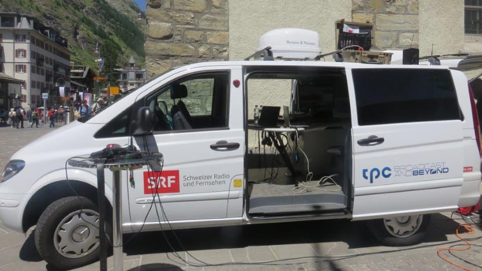 Der SRF-Reportagewagen auf dem Kirchplatz in Zermatt.