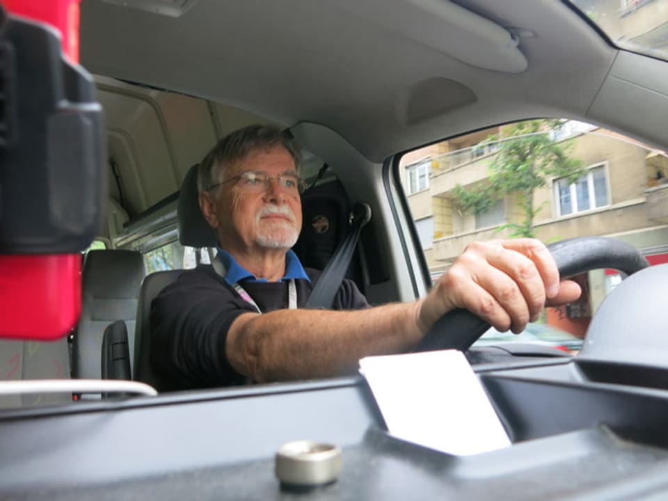 Tixi-Fahrer Robert Stähli ist in der Stadt Bern für Behinderte unterwegs.