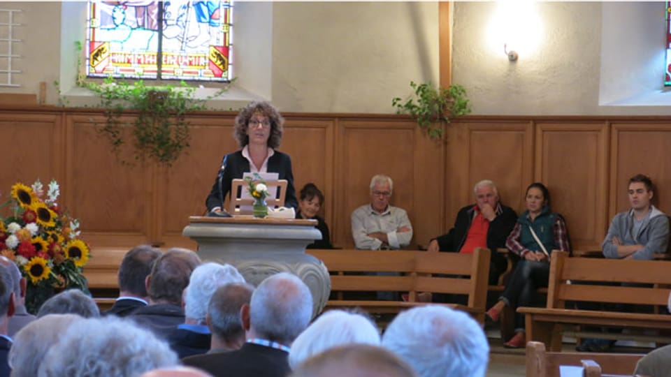 Barbara Egger spricht in der Kirche Zimmerwald