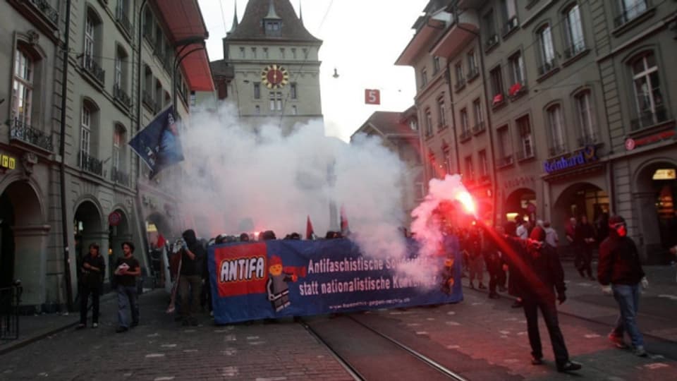 Am Antifaschistischen Abendspaziergang in Bern 2008 hielt sich die Polizei im Hintergrund.