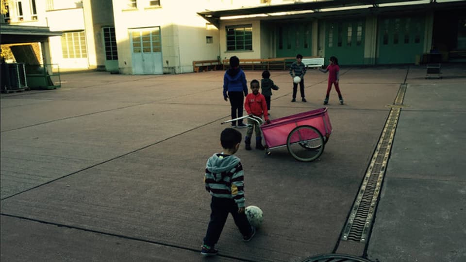 Jetzt dürfen die Flüchtlingskinder im Innenhof der Kaserne spielen.