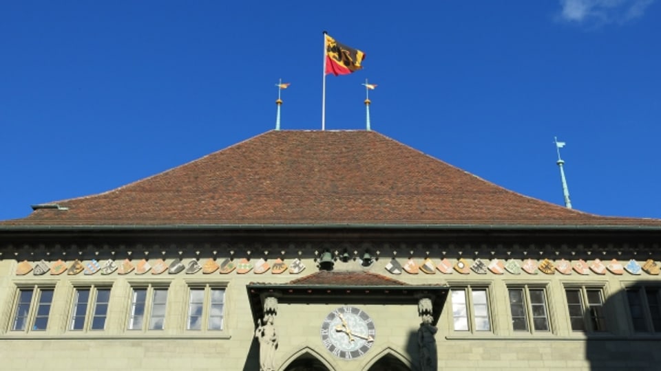 Es ist Session in Bern, deshalb weht eine Berner Fahne auf dem Rathaus.