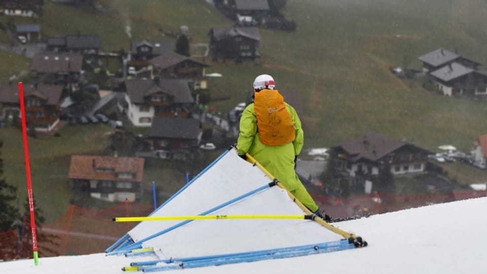 Die Skishow in Adelboden muss weitergehen, auch wenn im Dorf der Schnee fehlt.