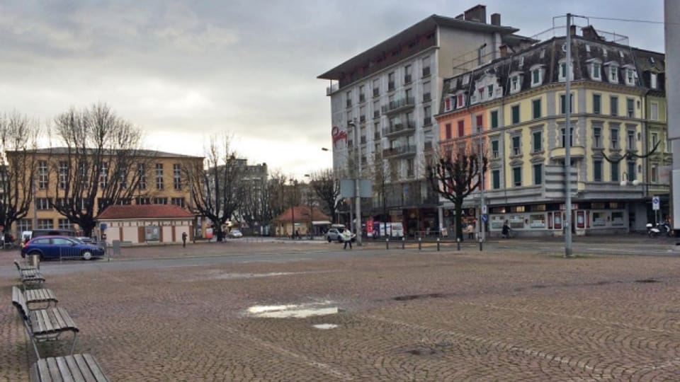 Bis zur Eröffnung des Altstadtparkings war der Bieler Neumarktplatz ein Parkplatz.