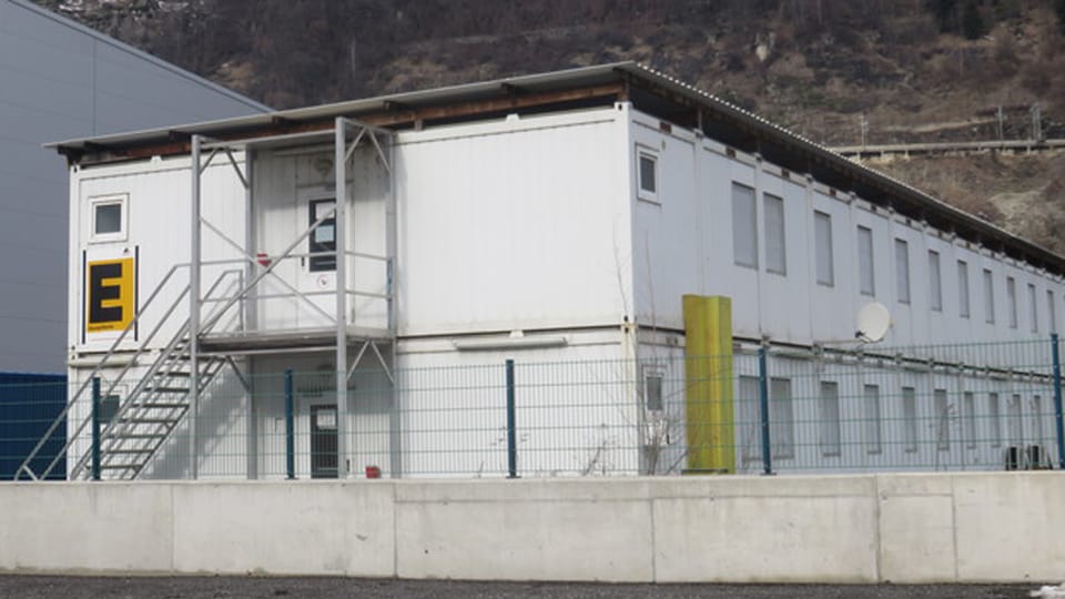 Diese Bau-Container in Gamsen sollen Platz für 90 Asylsuchende bieten.