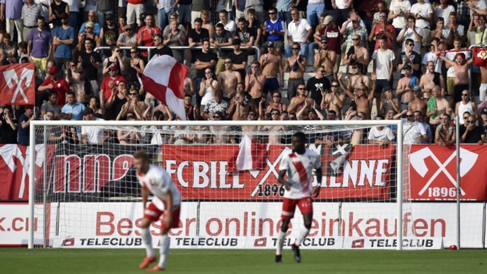 Der FC Biel hat eine Anzeige der Swiss Football League am Hals.