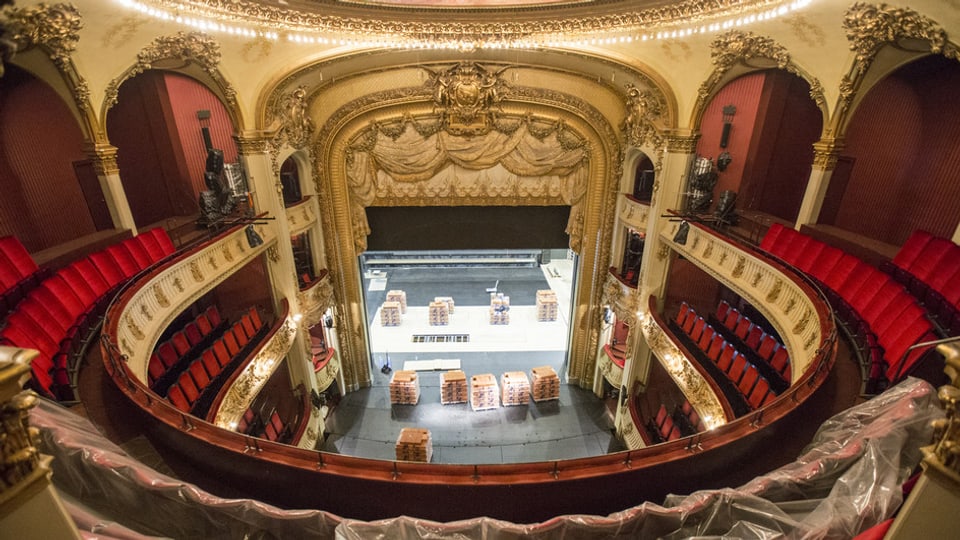 Der neue Theaterstuhl stammt aus Belgien und ist eigens für das Berner Stadttheater konzipiert worden.