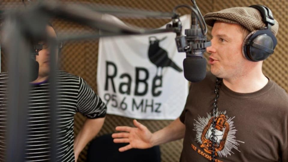 Martin Schneider von Rabe vor dem Mikrofon.