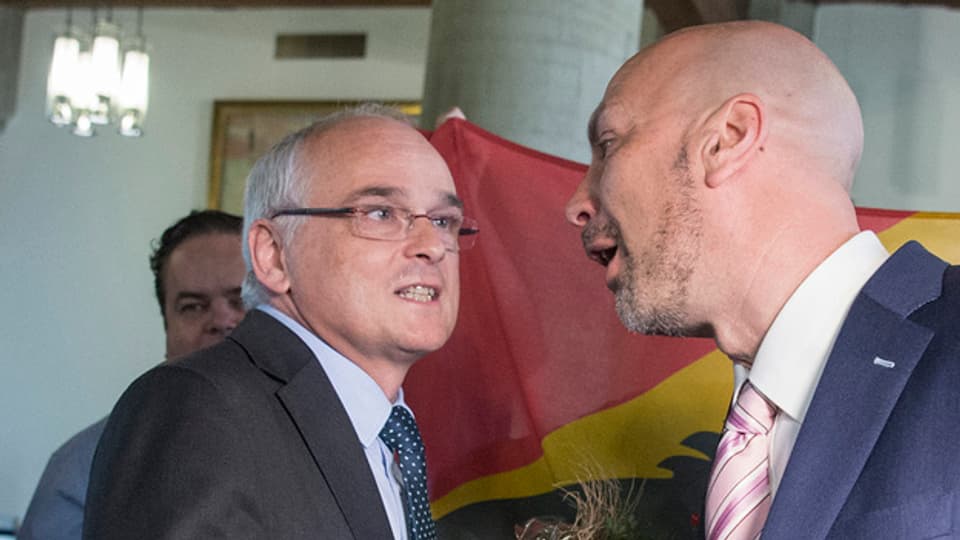Roberto Bernasconi (SP), rechts, gratuliert Pierre Alain Schnegg (SVP), links, zur Wahl in den Berner Regierungsrat.
