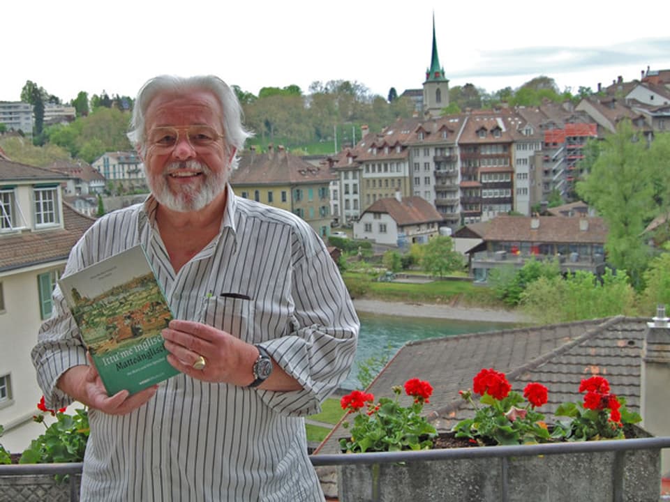 Peter Hafen, Präsident des Matteänglisch-Clubs in Bern, mit freiem Blick auf die Matte ännet der Aare und dem neuen Matteänglisch-Buch.