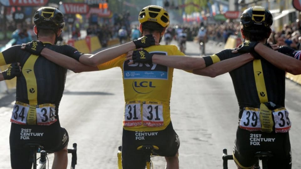 Die Tour de France braucht Platz: Hier das Team um Gesamtsieger Christopher Froome (im gelben Trikot) 2015.