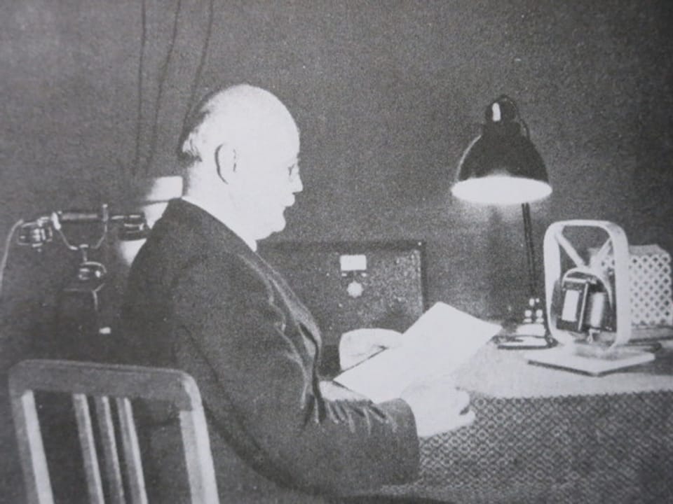 Der Sprechraum für die Nachrichten der SDA bis 1936. Ein dicker Vorhang trennte die Sprecher von der Redaktion.