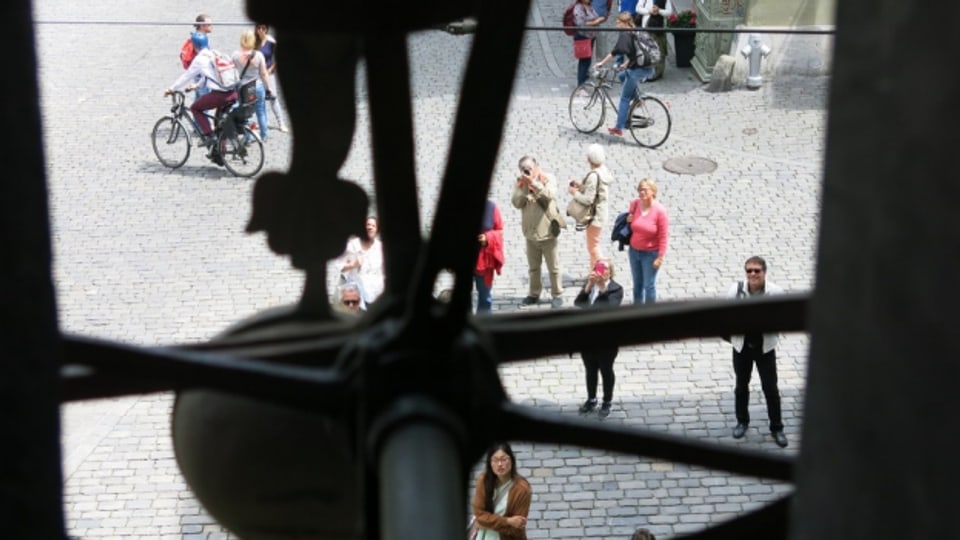 Der Blick der Zytglogge-Figuren auf die Gasse in Bern