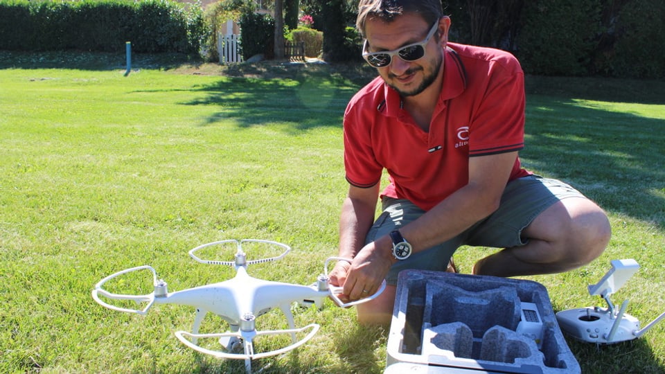 Kursleiter Frédéric Hemmeler stellt die Drohne für die Teilnehmer des Kurses zusammen.