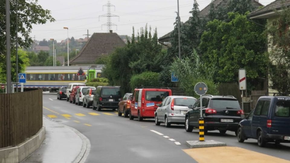 Der Bahnübergang in Kerzers ist ein ständiges Ärgernis für die Bewohner.