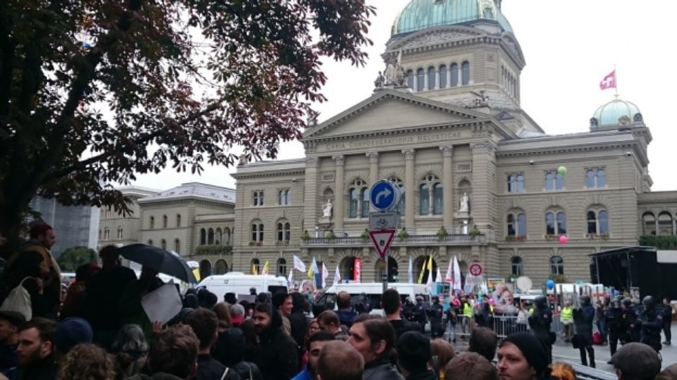 Demo und Gegendemo vor dem Bundeshaus. Dazwischen ein Grossaufgebot der Kantonspolizei Bern.