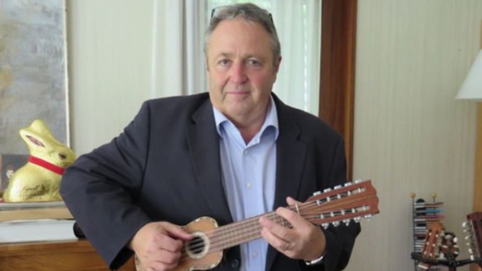 Marcel Maurer besitzt verschiedene Gitarren aus aller Welt.