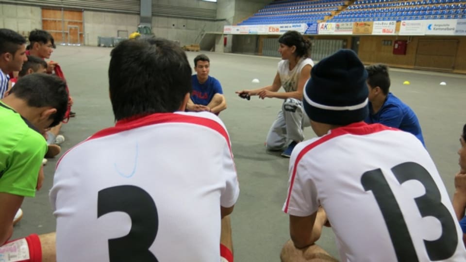 Jugendliche Flüchtlinge beim Sportunterricht im Ankunftszentrum bei Huttwil.