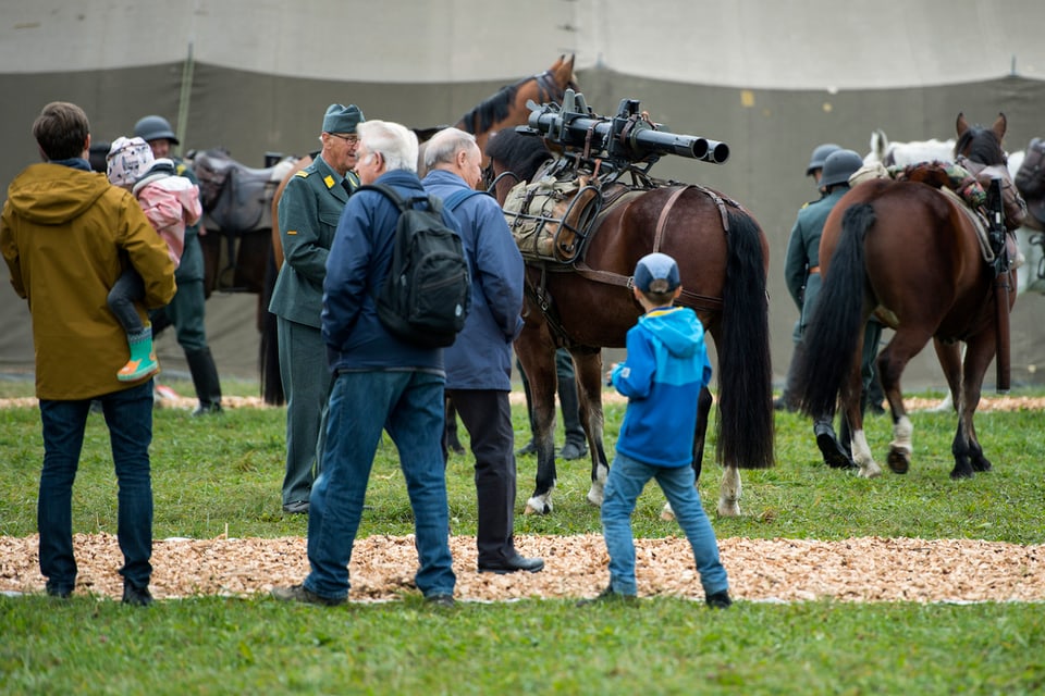 Zuschauer verfolgen das Geschehen der Kavallerie beim Grossanlass «Thun meets Army».