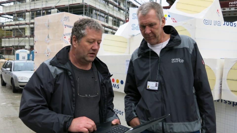 Die Arbeitsmarktinspektoren Fredy Geiser und Stefan Hirt (rechts) im Einsatz auf einer Baustelle im Berner Seeland.