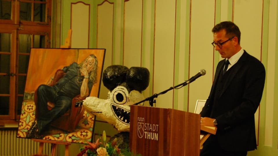 Stadtpräsident Raphael Lanz neben dem Gemälde von Pädu Anliker.