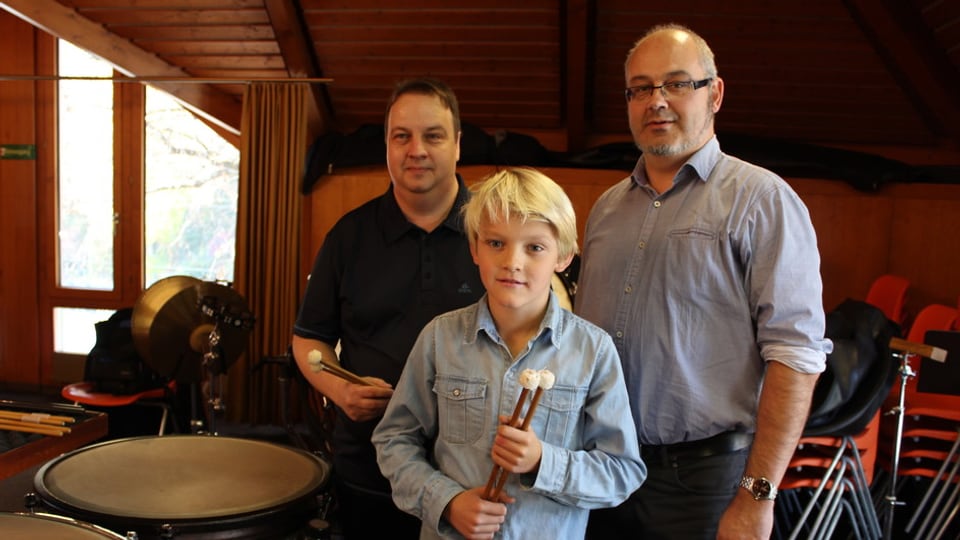 Schlagzeuglehrer Christian Wirthner (links) mit Schüler Levin und dem Schulleiter der AMO, Amadé Schnyder.