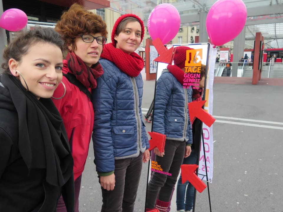 Aktivistinnen gegen Gewalt an Frauen zeigten sich am Freitag auf dem Bahnhofplatz.