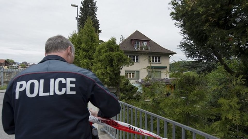 Mai 2013: Ein Polizist sicherte den Tatort beim Kinderheim in Spiez.